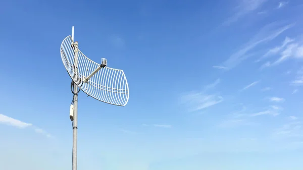 Venkovní Internet Wifi Přijímač Opakovač Anténa Střeše Budovy Jasným Modrým — Stock fotografie