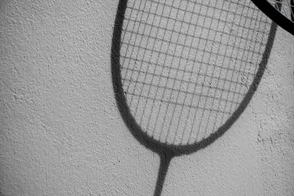 Ombra Racchette Badminton Parete Bianca Messa Fuoco Morbida Selettiva — Foto Stock