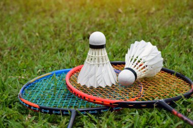 Badminton raketleri ve badminton mekik horozları açık havada oyun oynamak için çimenlerin üzerinde ya da günlük hayatta boş zaman aktiviteleri.