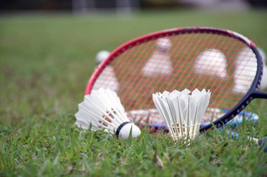 Badminton raketleri ve badminton mekik horozları açık havada oyun oynamak için çimenlerin üzerinde ya da günlük hayatta boş zaman aktiviteleri.