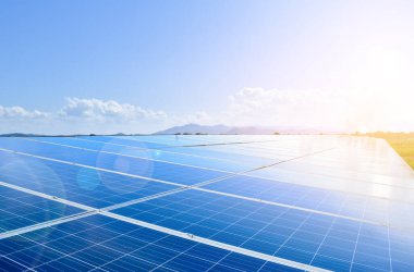 Fotovoltaik panel, depolamak için yeni teknoloji ve insan yaşamı, sürdürülebilir enerji ve çevre dostu kavramı ile doğadan gelen gücü kullanmak.
