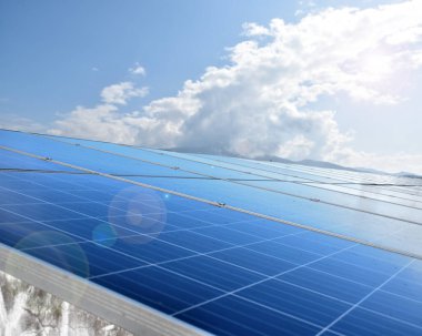 Fotovoltaik panel, depolamak için yeni teknoloji ve insan yaşamı, sürdürülebilir enerji ve çevre dostu kavramı ile doğadan gelen gücü kullanmak.