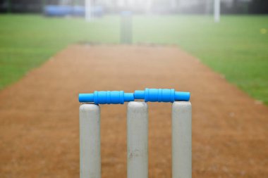 Açık hava kriket antrenman sahasının arkasından manzara, yumuşak ve seçici odaklanma.