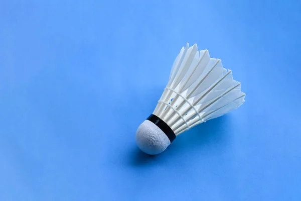 Witte Crème Badminton Shuttlecock Blauwe Achtergrond Concept Voor Recreatieve Activiteit — Stockfoto