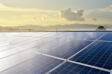 Fotovoltaik panel, depolamak için yeni teknoloji ve insan yaşamı, sürdürülebilir enerji ve çevre dostu kavramı ile doğadan gelen gücü kullanmak.