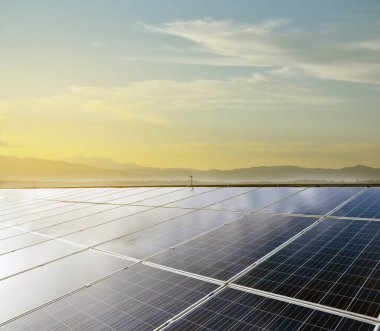 Fotovoltaik panel, depolamak için yeni teknoloji ve insan yaşamı, sürdürülebilir enerji ve çevre dostu kavramı ile doğadan gelen gücü kullanmak.