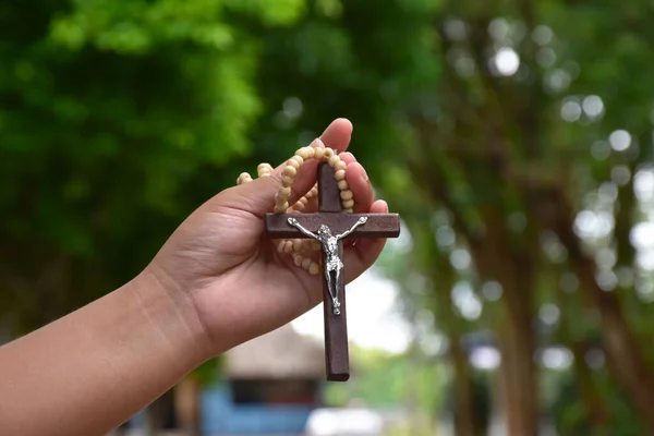 Collana Perle Incrociate Legno Tenuta Mano Sfondo Naturale Blurr Bokeh — Foto Stock