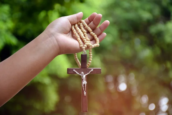 Collier Perle Croix Bois Tenant Dans Les Mains Fond Bokeh — Photo