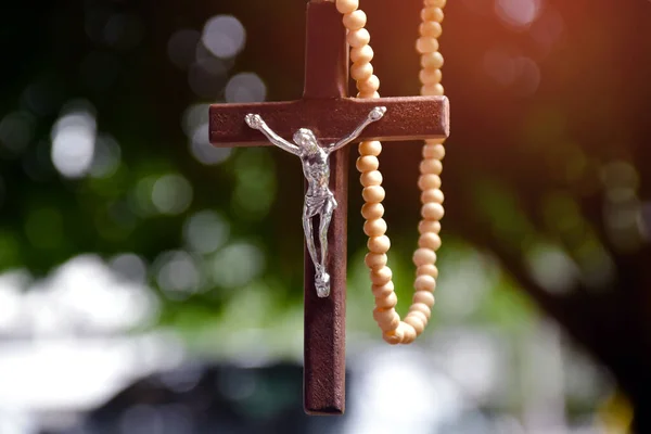 Houten Kruis Kraal Ketting Opknoping Natuurlijke Wazig Bokeh Bomen Achtergrond — Stockfoto