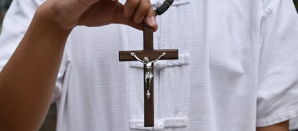 Cruz Madera Rosario Madera Llevan Cabo Las Manos Oración Católica — Foto de Stock