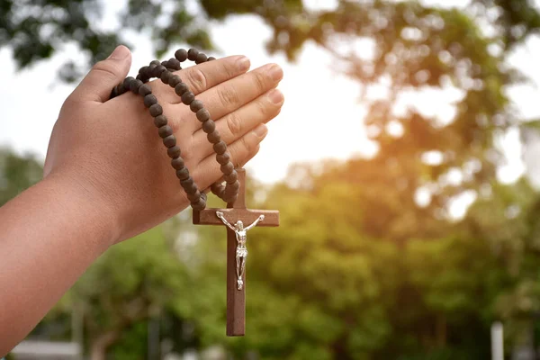 Cruz Madera Rosario Madera Llevan Cabo Las Manos Oración Católica — Foto de Stock
