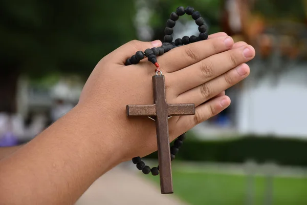 Croix Bois Chapelet Bois Sont Tenus Dans Les Mains Prière — Photo