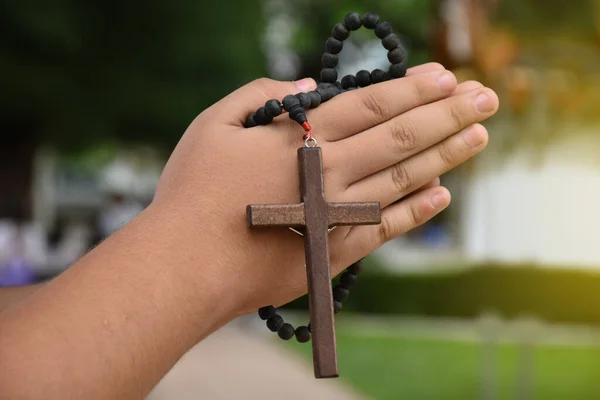 Деревянный Крест Деревянные Четки Держатся Руках Молодой Азиатской Католической Молитвы — стоковое фото