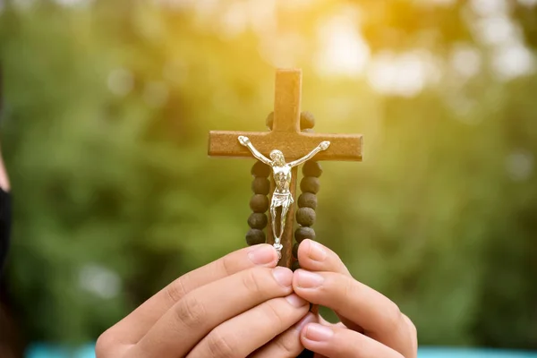 Cruz Madera Rosario Madera Llevan Cabo Las Manos Oración Católica — Foto de Stock