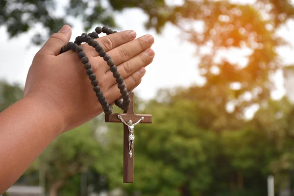 Croix Bois Chapelet Bois Sont Tenus Dans Les Mains Prière — Photo