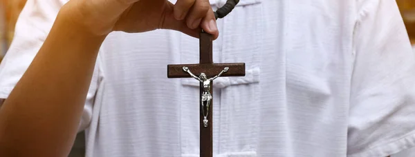 Cruz Madera Rosario Madera Llevan Cabo Las Manos Oración Católica —  Fotos de Stock