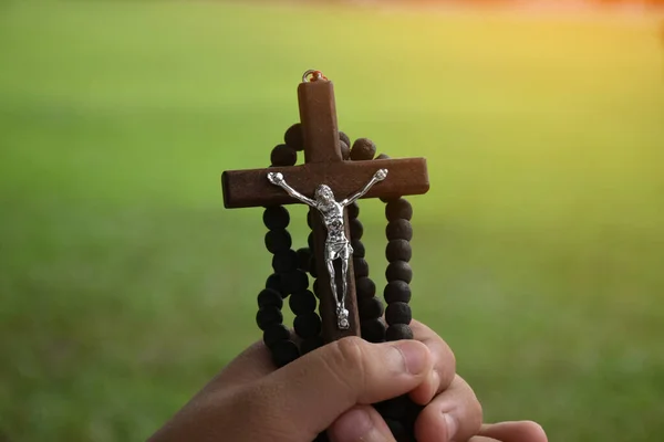 Cruz Madera Rosario Madera Llevan Cabo Las Manos Oración Católica — Foto de Stock