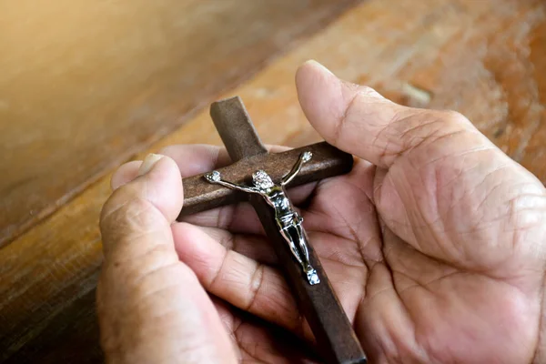 Zbliżenie Drewniany Krzyż Który Metalowy Posąg Ukrzyżowanego Jezusa Jest Rękach — Zdjęcie stockowe