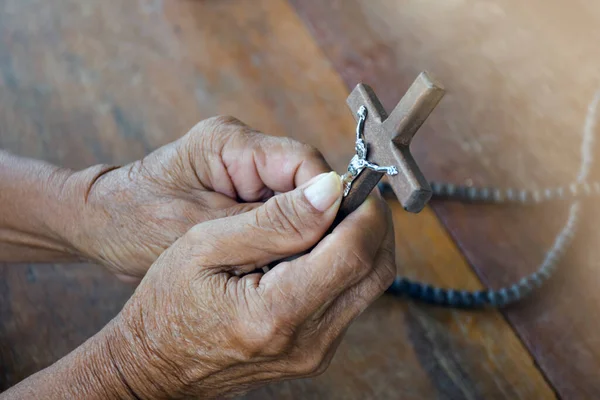 Closeup Houten Kruis Dat Een Metalen Standbeeld Van Gekruisigde Jezus — Stockfoto