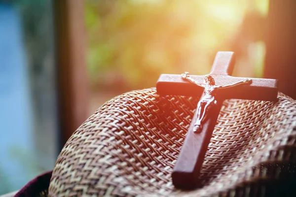Mjukt Fokus Trä Kors Som Har Metallstaty Korsfäst Jesus Vävd — Stockfoto