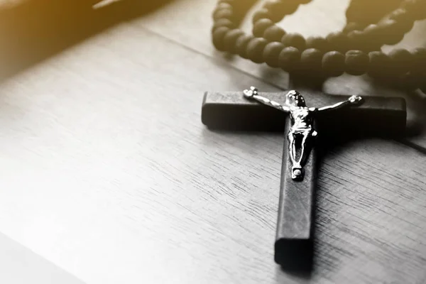 Croce Legno Primo Piano Che Una Statua Metallo Gesù Crocifisso — Foto Stock