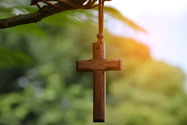 나뭇가지에 매달린 십자가 부드럽고 선택적 스러운 그리고 예수에 — 스톡 사진