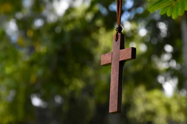 木制十字架挂在树枝上 松软和有选择的焦点 天然的Bokeh树的背景 希望的概念 原谅和信仰耶稣在世界各地 — 图库照片