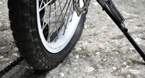 Beton Zemine Park Etmiş Motosiklet Lastiği Yumuşak Seçici Odaklı — Stok fotoğraf