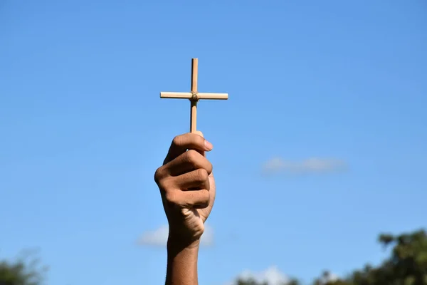 小木制十字架 手握着乌云和蓝天背景 爱的概念 相信耶稣 柔软和有选择的焦点 — 图库照片