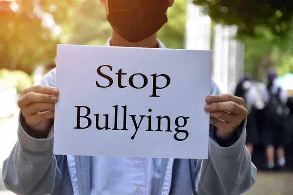 Студент Азиат Держит Руках Белую Бумагу Текстами Stop Bullying Концепцией — стоковое фото