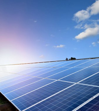 Fotovoltaik panel, depolamak için yeni teknoloji ve insan yaşamı, sürdürülebilir enerji ve çevre dostu kavramı ile doğadan gelen gücü kullanmak.