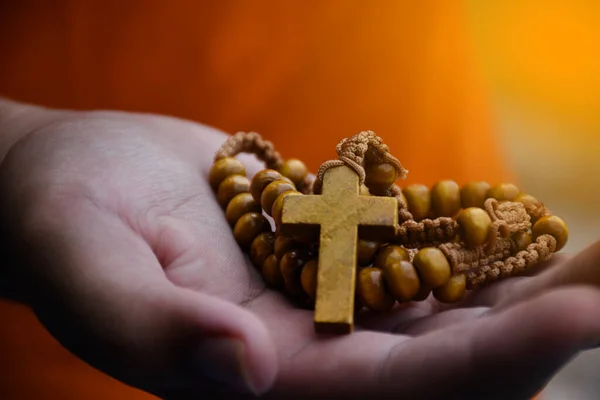 Mano Sosteniendo Una Cruz Rosario Enfoque Suave Selectivo — Foto de Stock