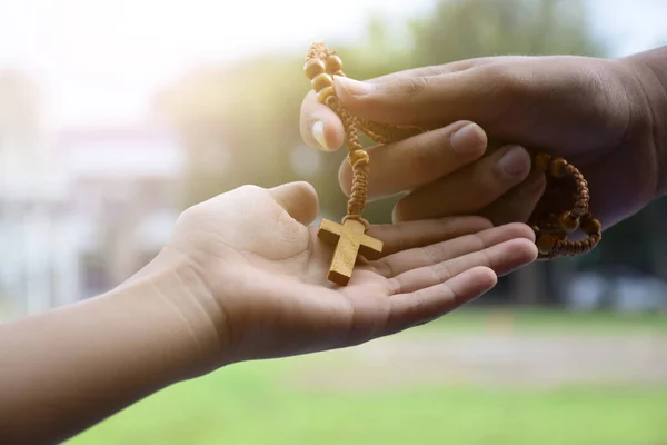 Primeros Planos Que Ofrecen Rosario Perlas Cruzadas Madera Concepto Otras — Foto de Stock