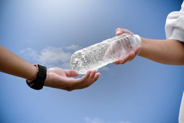 Çevremizi herkes için temiz ve seçici bir konsept olarak temiz ve seçici bir konsept olarak tutmak için nesneleri geri dönüştürmek, yeniden kullanmak ve azaltmak için bükülmüş plastik şişe vermek..