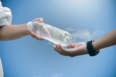 Çevremizi herkes için temiz ve seçici bir konsept olarak temiz ve seçici bir konsept olarak tutmak için nesneleri geri dönüştürmek, yeniden kullanmak ve azaltmak için bükülmüş plastik şişe vermek..