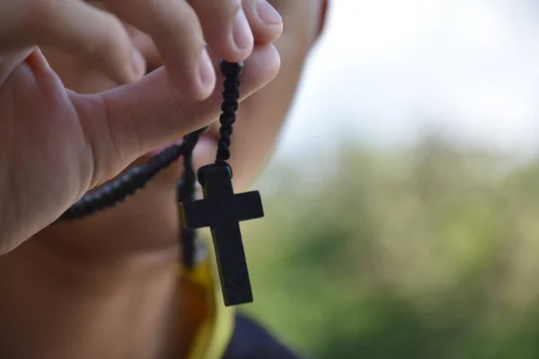 Los Jóvenes Cristianos Asiáticos Muestran Dan Collar Con Una Cruz —  Fotos de Stock