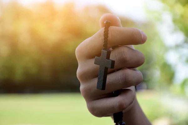 Los Jóvenes Cristianos Asiáticos Muestran Dan Collar Con Una Cruz —  Fotos de Stock