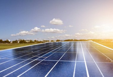 Binanın çatısına yerleştirilen fotovoltaik paneller, güneş ışığından elde edilen doğal enerjiyi depolama ve dünya üzerindeki insan çevresini önemsemek için kullanma kavramı.