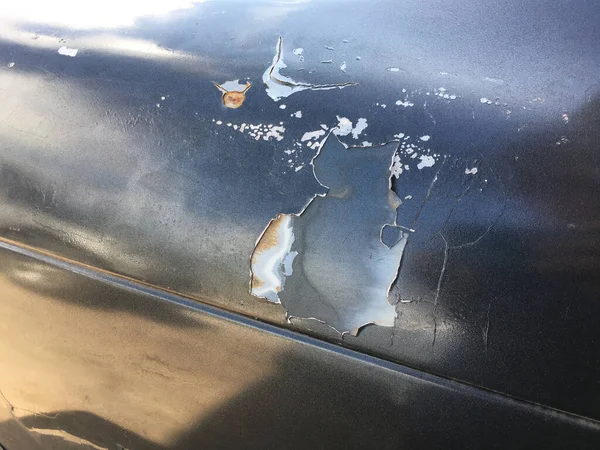 Arabanın Boyasının Dış Yüzeyi Çeşitli Kazalardan Kaynaklanan Bozulma Çiziklerden Dolayı — Stok fotoğraf