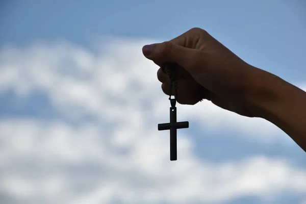 Asijští Mladí Křesťané Předvádějí Dávají Náhrdelník Křížem Jiným Lidem Měkké — Stock fotografie