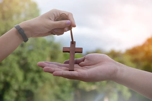 Azjatyccy Młodzi Chrześcijanie Pokazują Dają Naszyjnik Krzyżem Innym Ludziom Miękkie — Zdjęcie stockowe