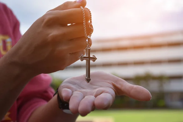 Los Jóvenes Cristianos Asiáticos Muestran Dan Collar Con Una Cruz —  Fotos de Stock