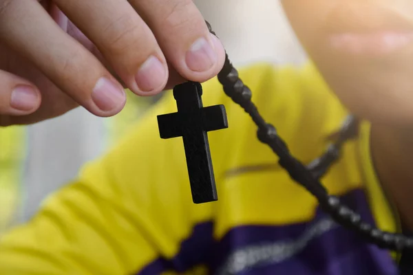 Les Jeunes Chrétiens Asiatiques Montrent Donnent Collier Avec Une Croix — Photo