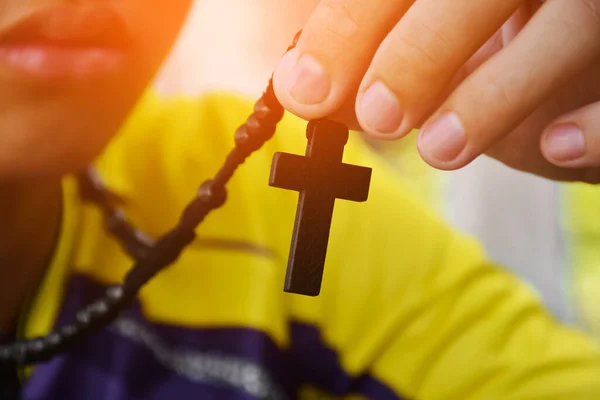 Les Jeunes Chrétiens Asiatiques Montrent Donnent Collier Avec Une Croix — Photo