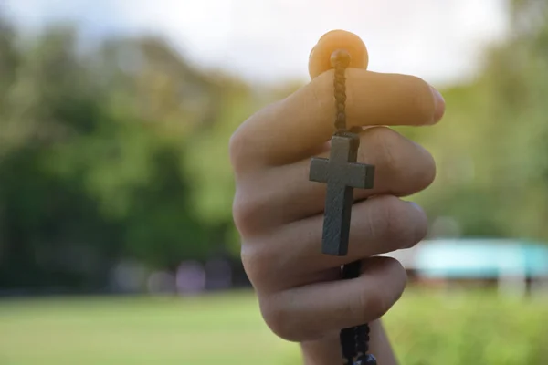 Азійські Молоді Християнські Люди Показують Дарують Намисто Хрестом Іншим Людям — стокове фото