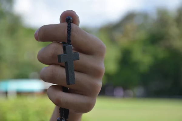 Los Jóvenes Cristianos Asiáticos Muestran Dan Collar Con Una Cruz — Foto de Stock