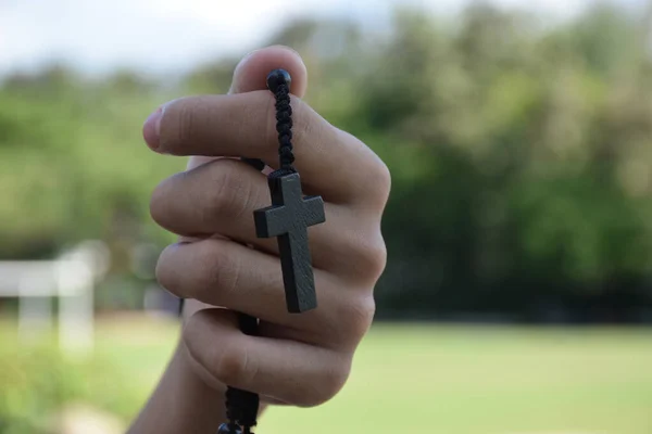 Azjatyccy Młodzi Chrześcijanie Pokazują Dają Naszyjnik Krzyżem Innym Ludziom Miękkie — Zdjęcie stockowe