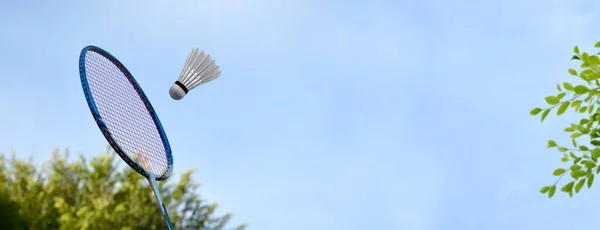 Badminton Raketa Bílý Shuttlecock Bluesky Stromy Pozadí Venkovní Badminton Hrát — Stock fotografie