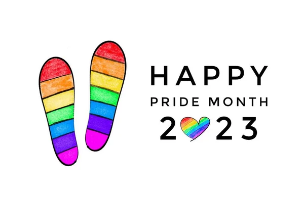 テキストと虹色のスリッパの手描き幸せな誇り月2023 世界中の人々が誇り月にLgbtq お祝いイベントに参加することを求めるための概念 — ストック写真