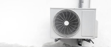 Asya ülkelerindeki ev duvarına monte edilen klimaların egzoz vantilatörü. Yumuşak ve seçici odak, boşluğu kopyala.